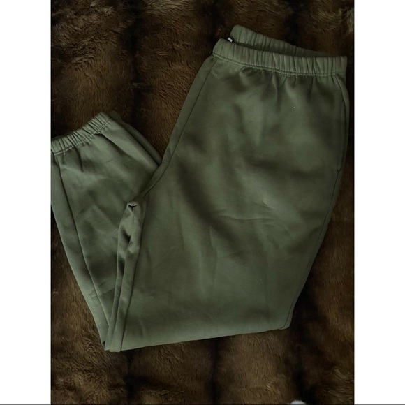 Fashion Nova curve hunter green jogger set - Picture 2 of 2